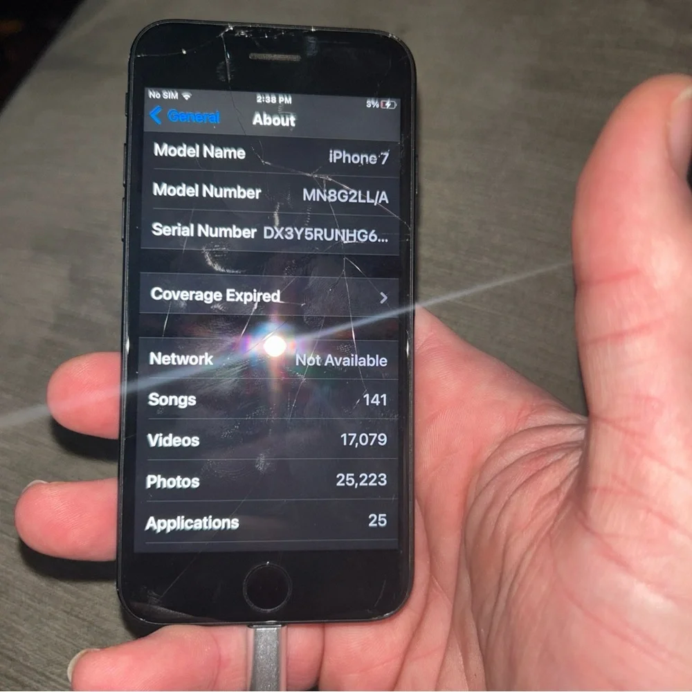 Black Smartphone with Cracked Screen IPHONE 7 32 GB all else works